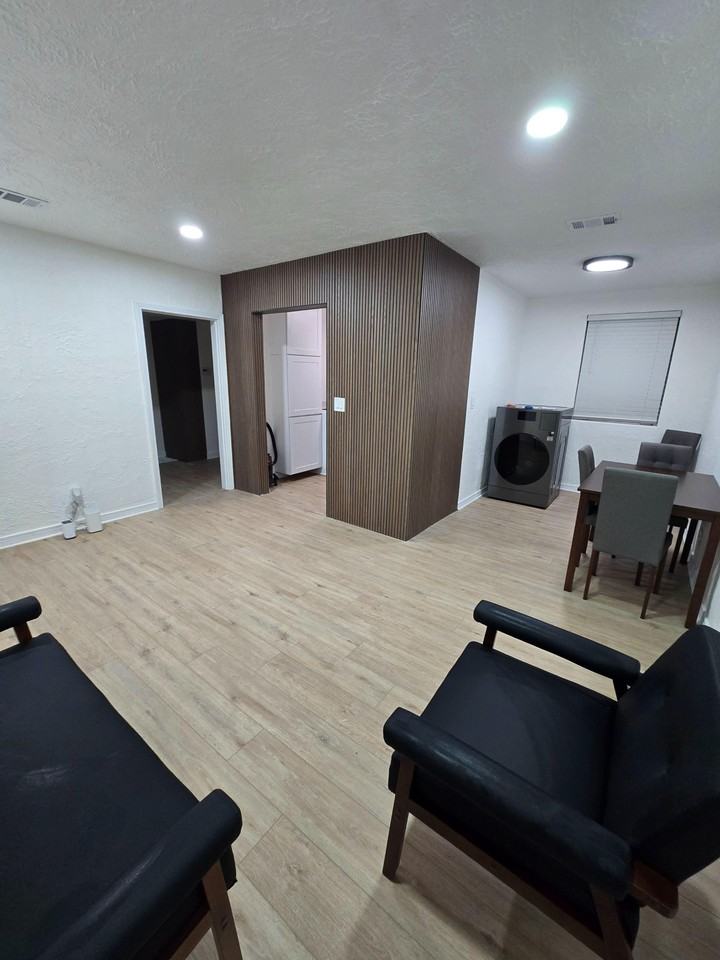 Laura St N - Photo 6 of 17