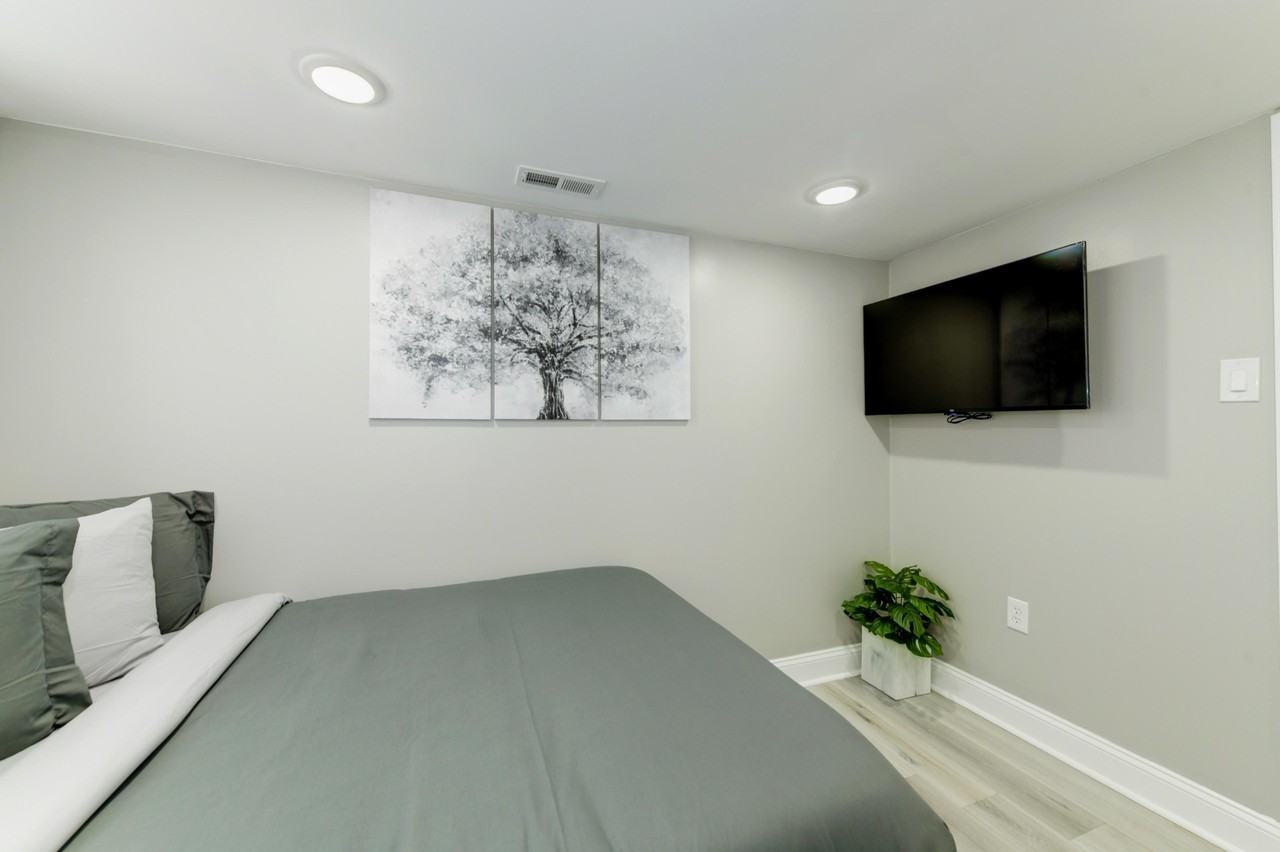 Addison St - Photo 5 of 8