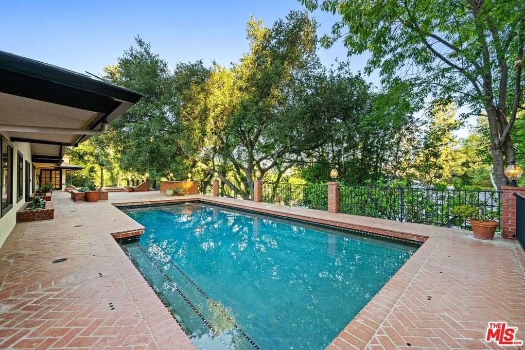 17449 Sumiya Dr - Photo 5 of 50