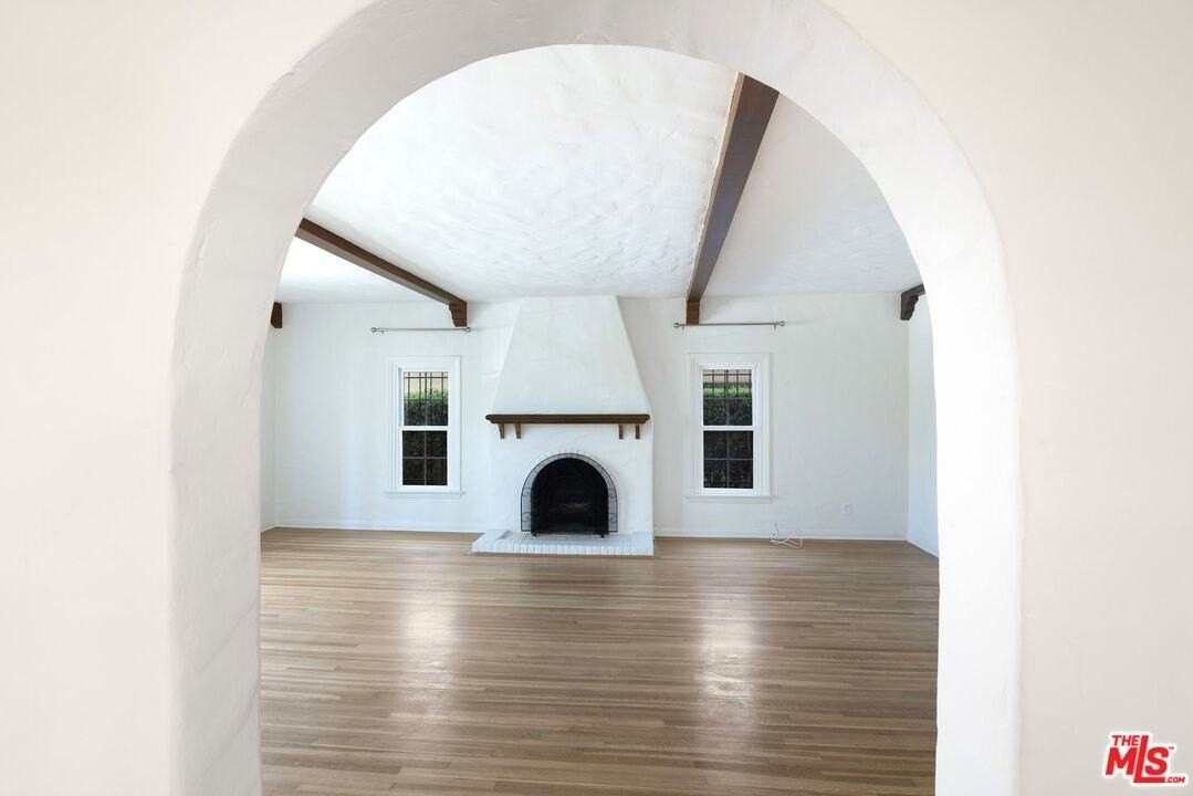 362 N Mansfield Ave - Photo 2 of 19