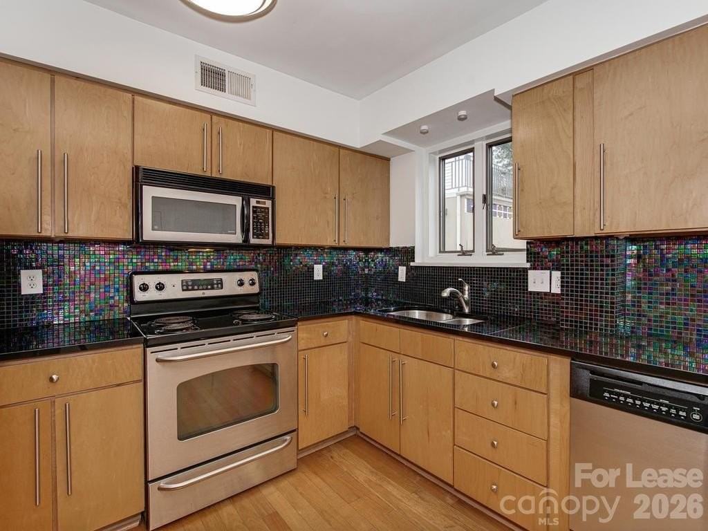 227 N Dotger Ave - Photo 3 of 20