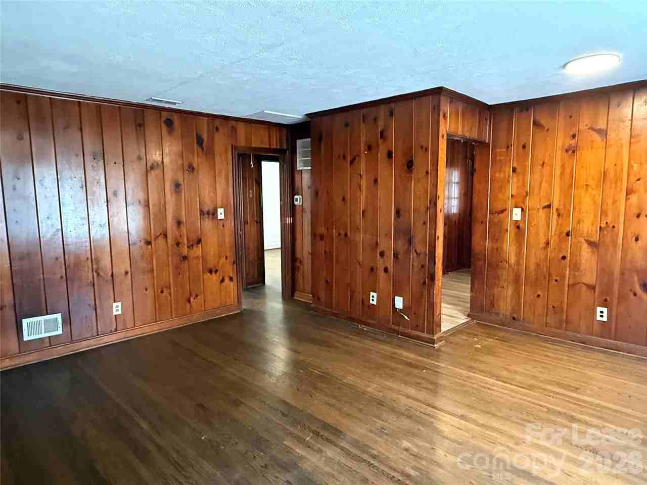 3104 Creighton Dr - Photo 2 of 7