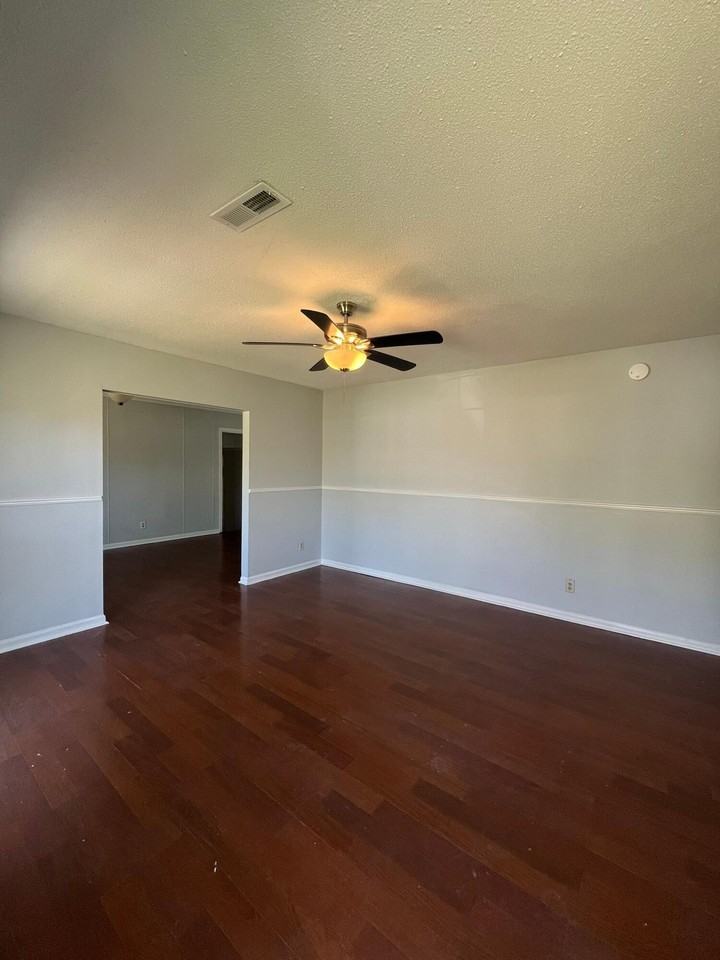 102 Wessex Dr - Photo 3 of 9