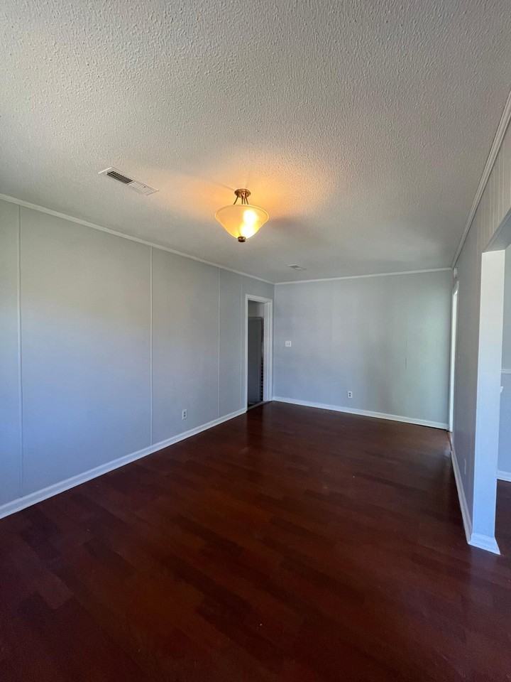 102 Wessex Dr - Photo 4 of 9