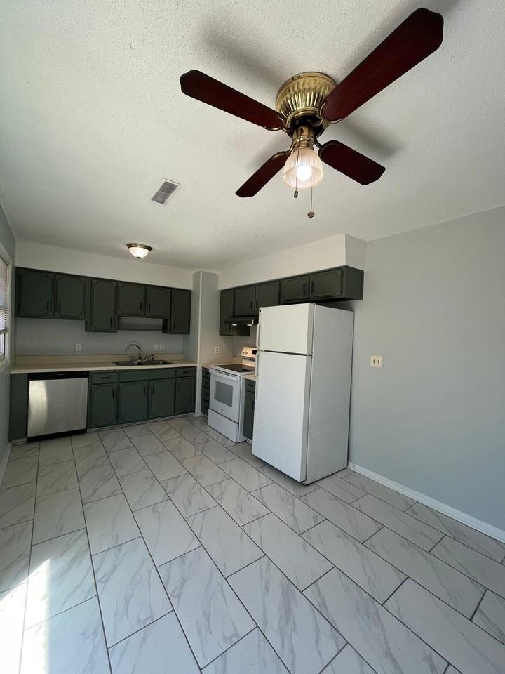 102 Wessex Dr - Photo 5 of 9