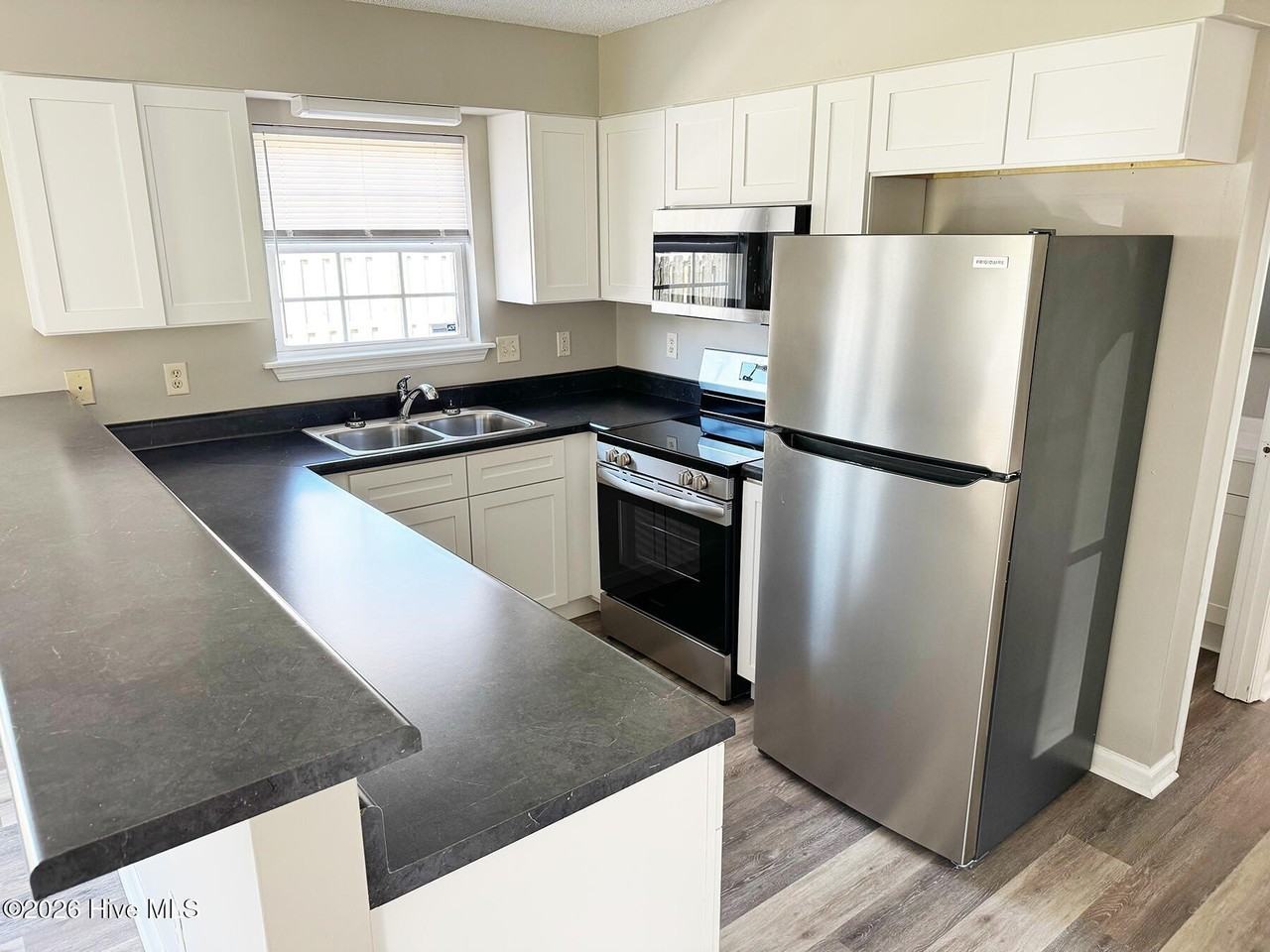 809 Tisbury Ln - Photo 4 of 10