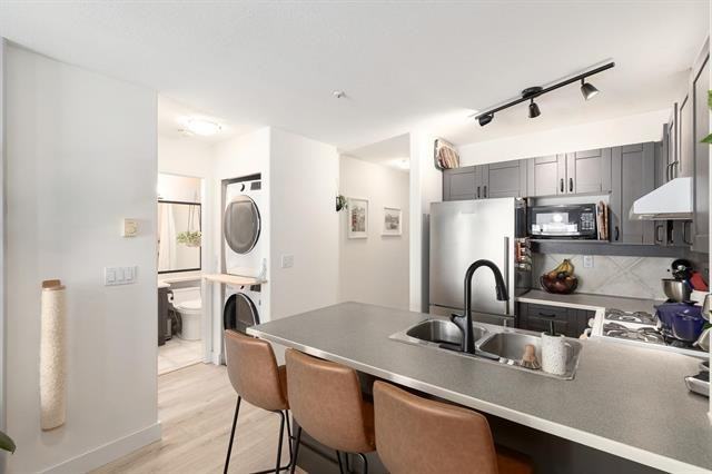 2688 Vine Street #405 - Photo 5 of 12