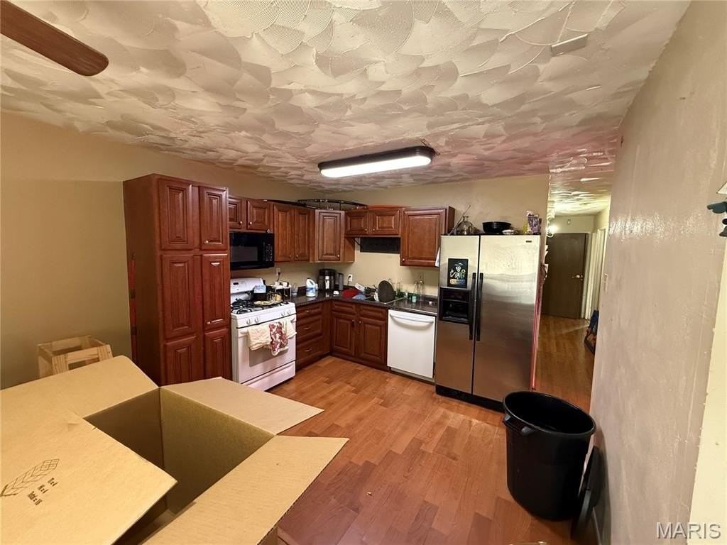 1415 Wishart Pl - Photo 2 of 12