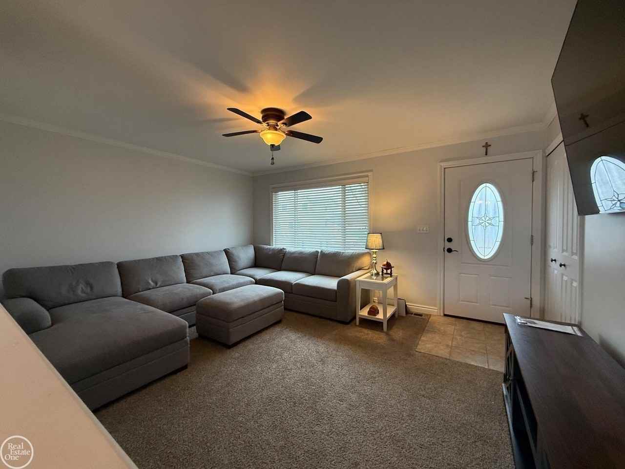 45961 Edgewater Dr - Photo 4 of 32