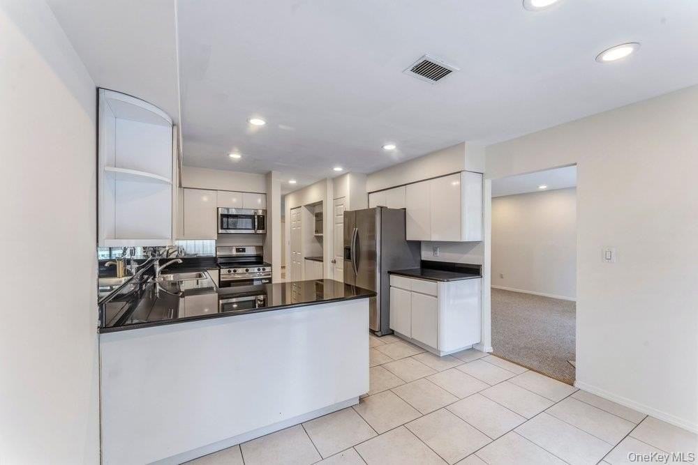 124 Foxwood Dr - Photo 4 of 46