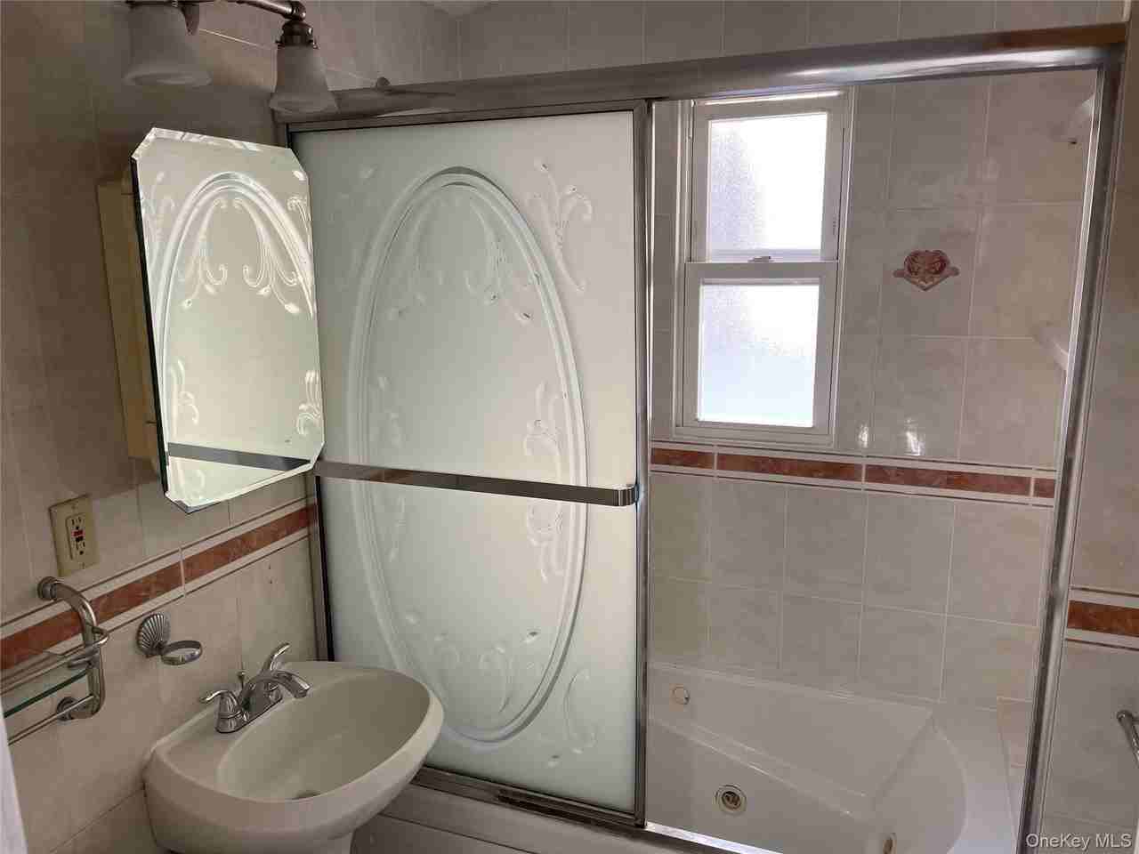 7662 172nd St - Photo 4 of 9