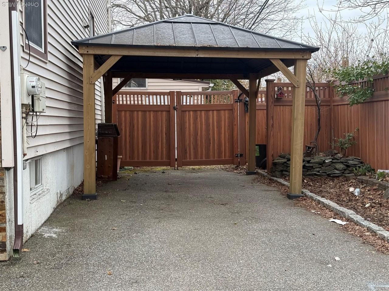 524 Jerusalem Ave - Photo 2 of 26