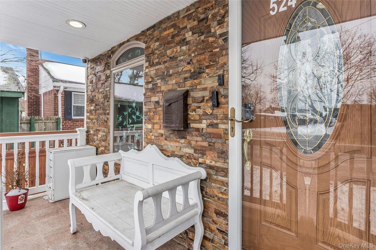 524 Jerusalem Ave - Photo 3 of 26