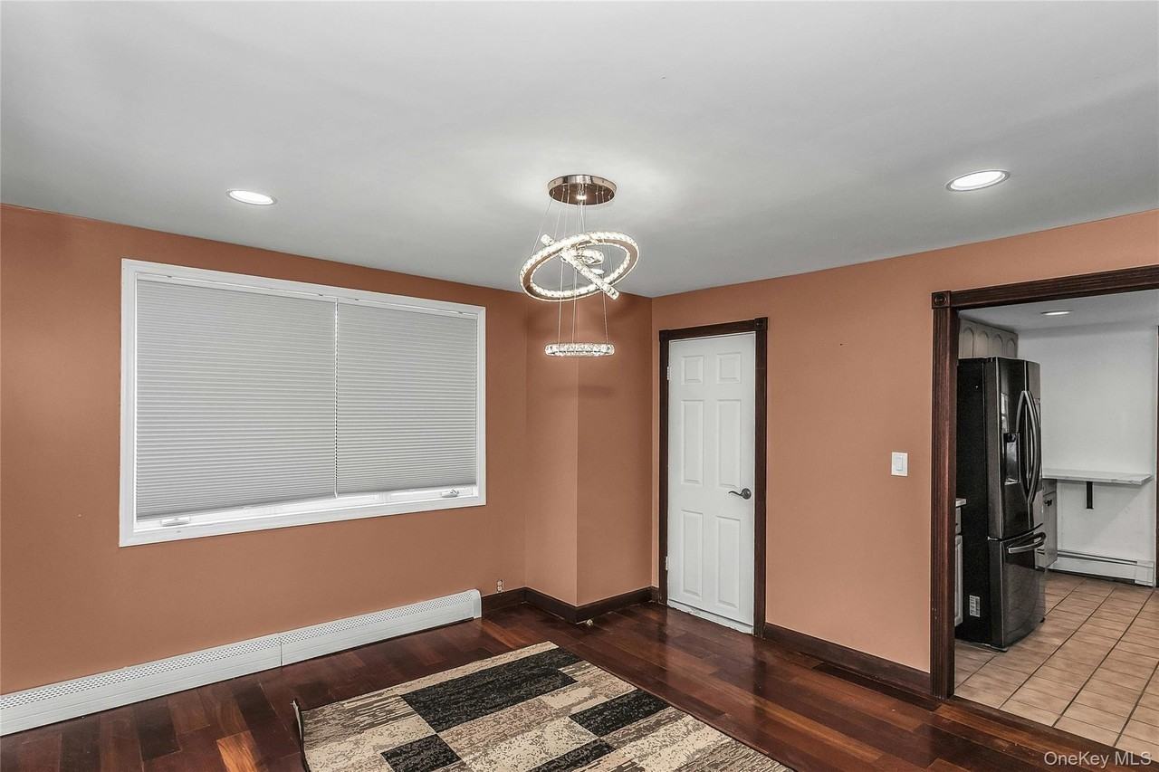 524 Jerusalem Ave - Photo 4 of 26