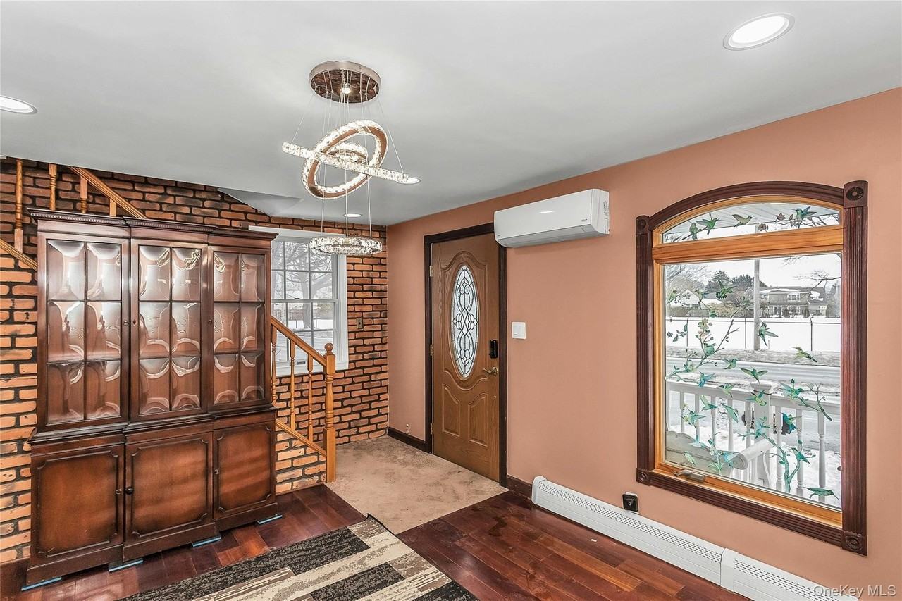 524 Jerusalem Ave - Photo 6 of 26