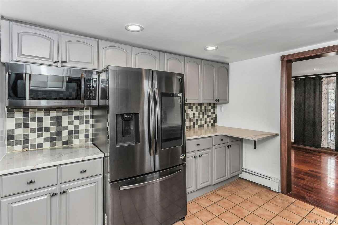 524 Jerusalem Ave - Photo 7 of 26