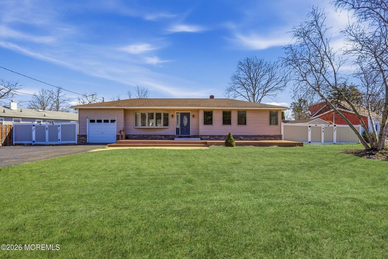 1057 Savannah St - Photo 2 of 16