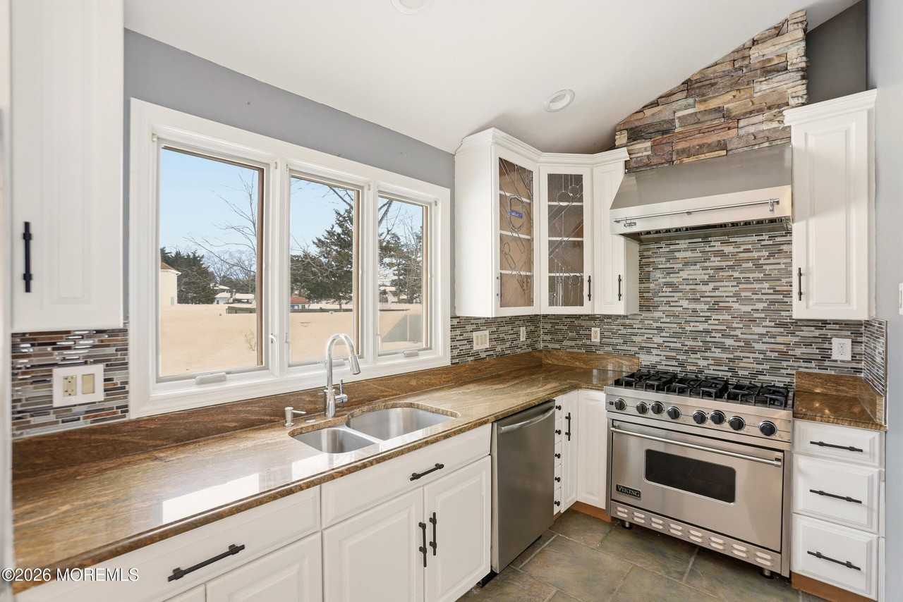 1057 Savannah St - Photo 7 of 16