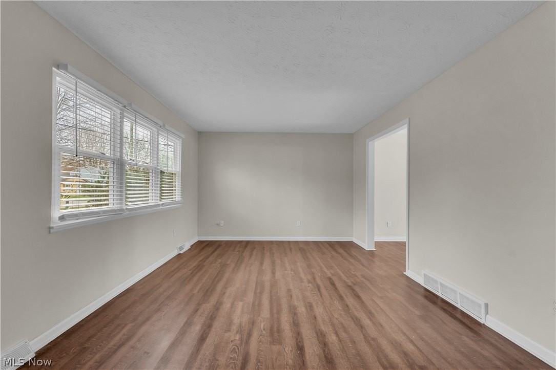 5498 Broad Blvd - Photo 5 of 32