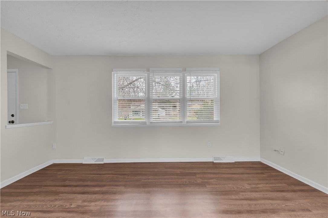 5498 Broad Blvd - Photo 6 of 32