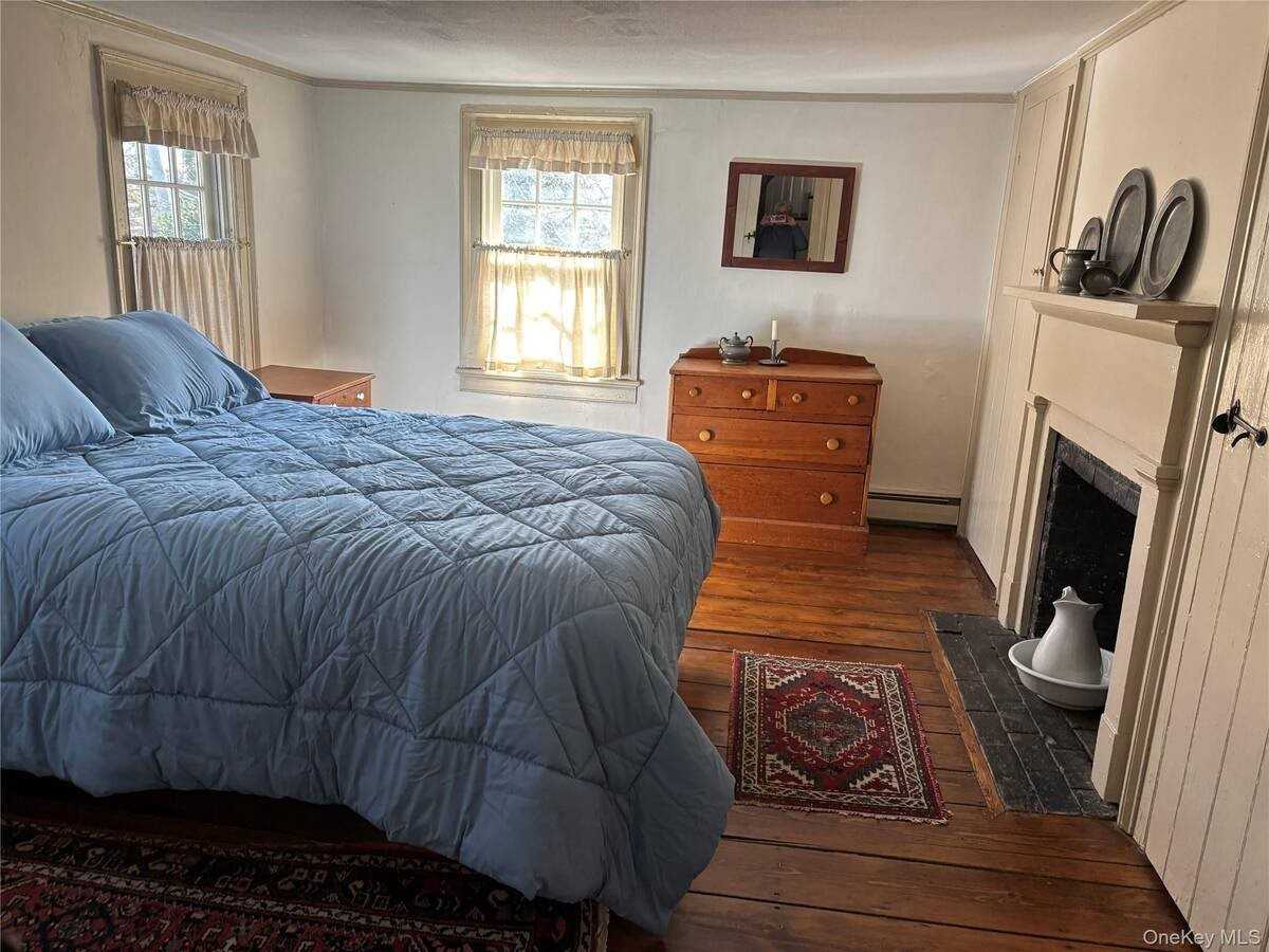 225 Christian Ave - Photo 3 of 23