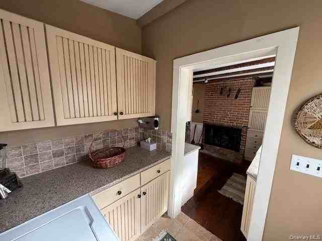 225 Christian Ave - Photo 4 of 23