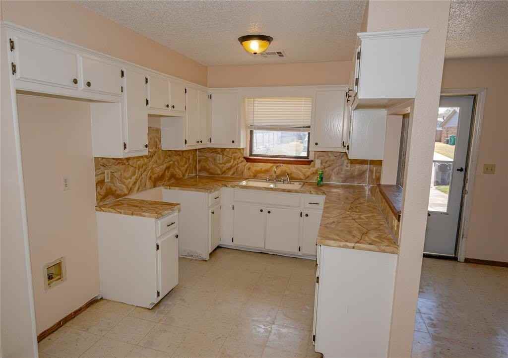 931 Sw 63rd St - Photo 6 of 17