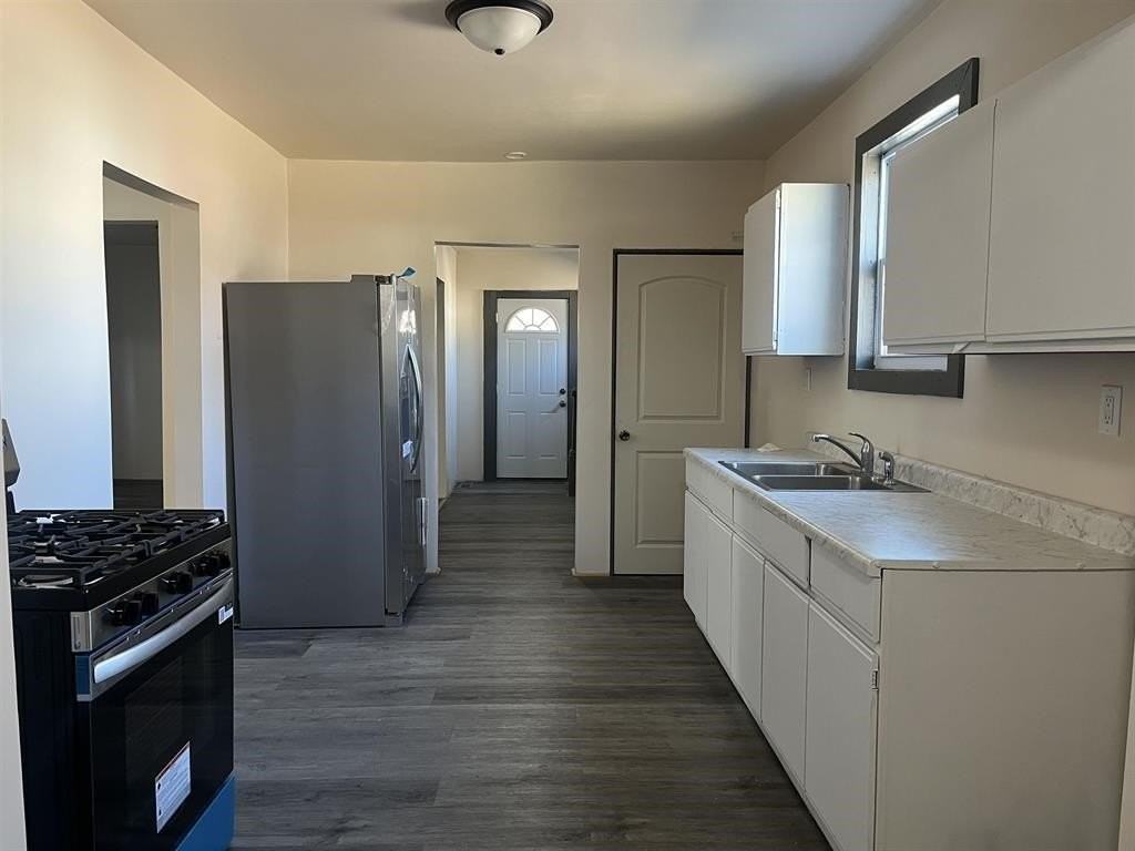 1027 S Chicago Ave - Photo 2 of 11