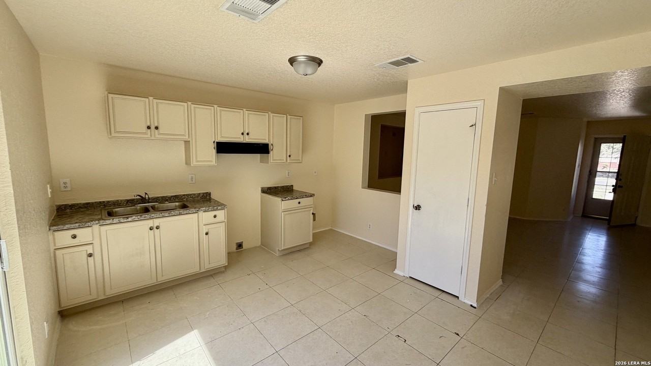 10026 Sungate Park - Photo 6 of 24