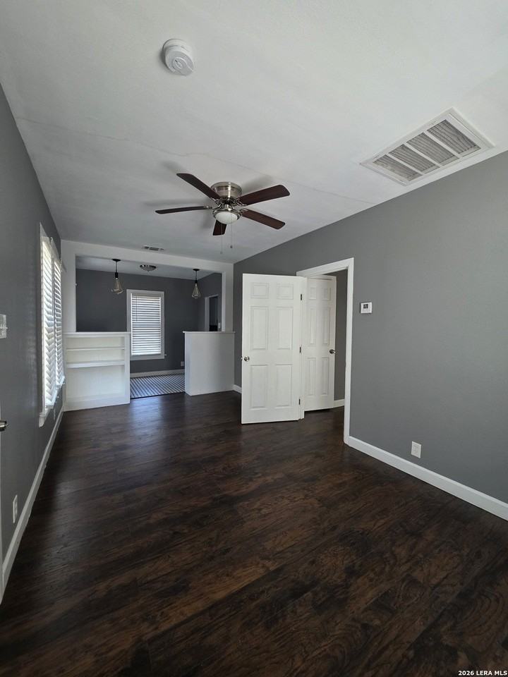 930 E Grayson St Apt 1 - Photo 2 of 18