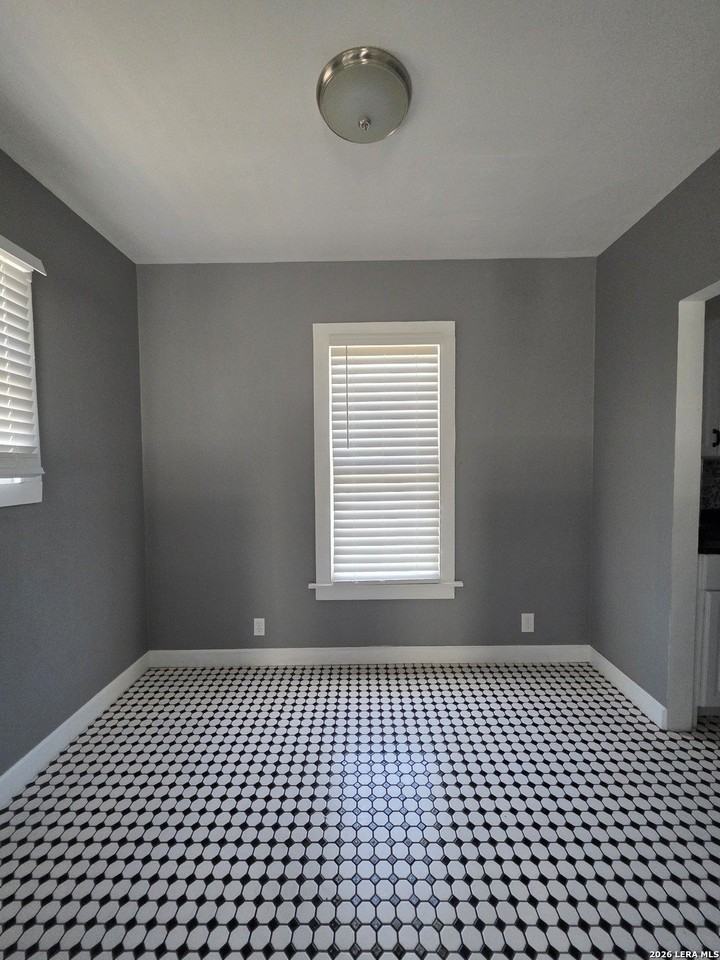 930 E Grayson St Apt 1 - Photo 4 of 18