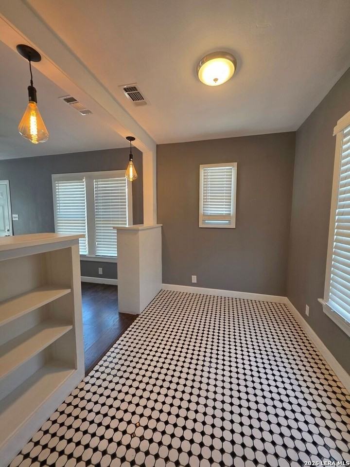 930 E Grayson St Apt 1 - Photo 5 of 18