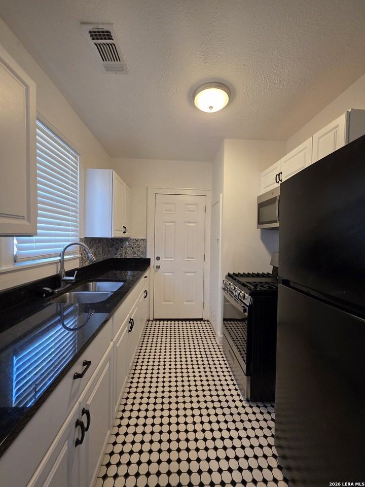 930 E Grayson St Apt 1 - Photo 7 of 18