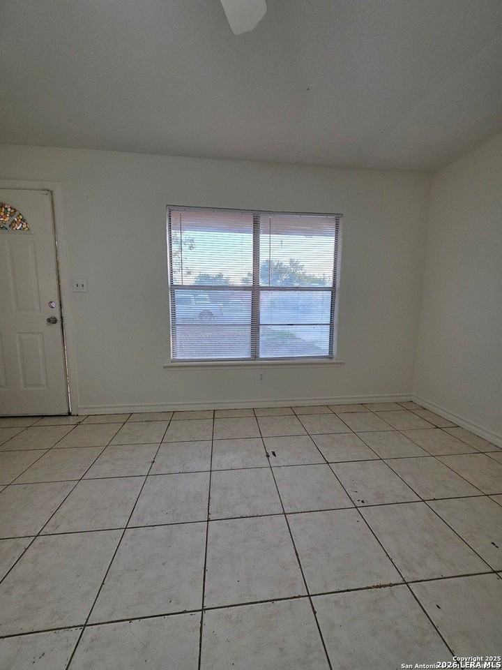 915 E Frio St - Photo 2 of 7