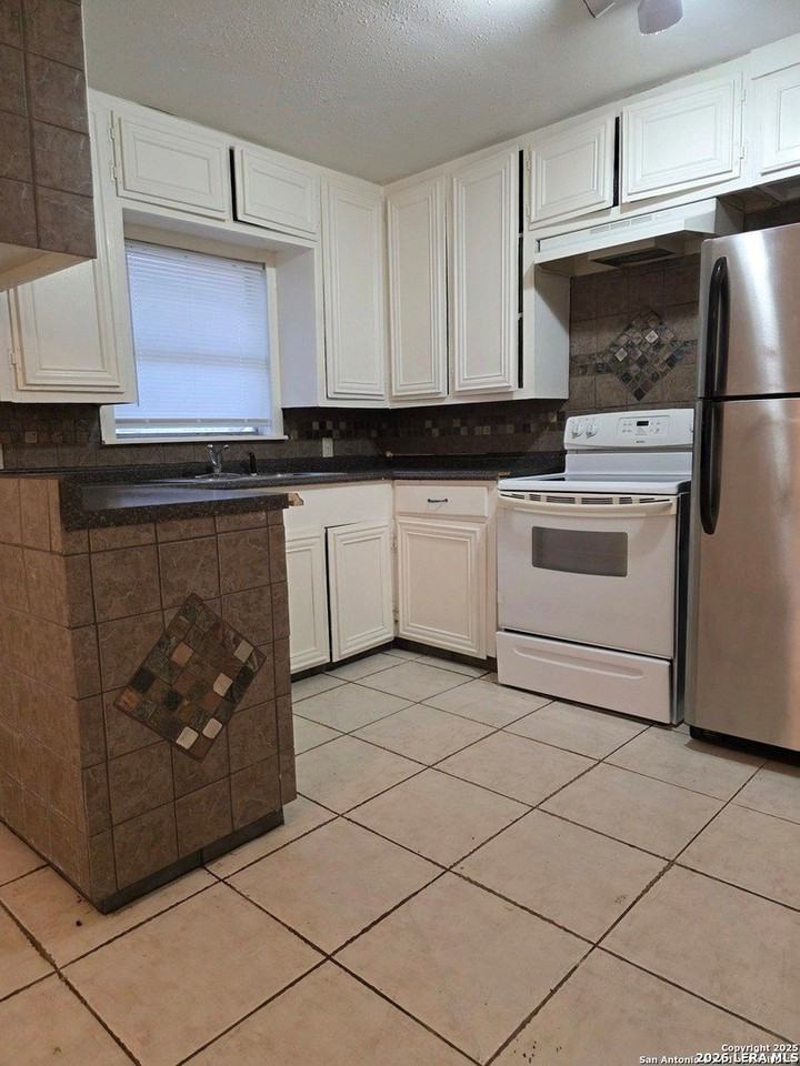 915 E Frio St - Photo 3 of 7