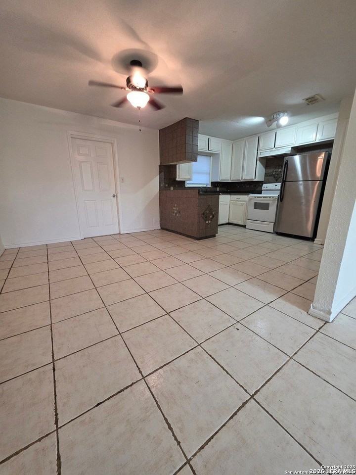 915 E Frio St - Photo 4 of 7