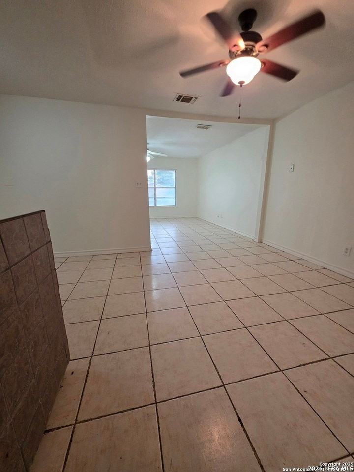 915 E Frio St - Photo 5 of 7