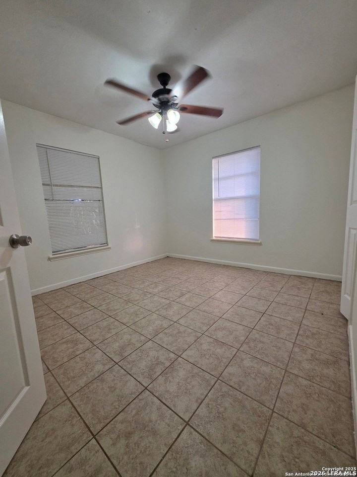 915 E Frio St - Photo 6 of 7