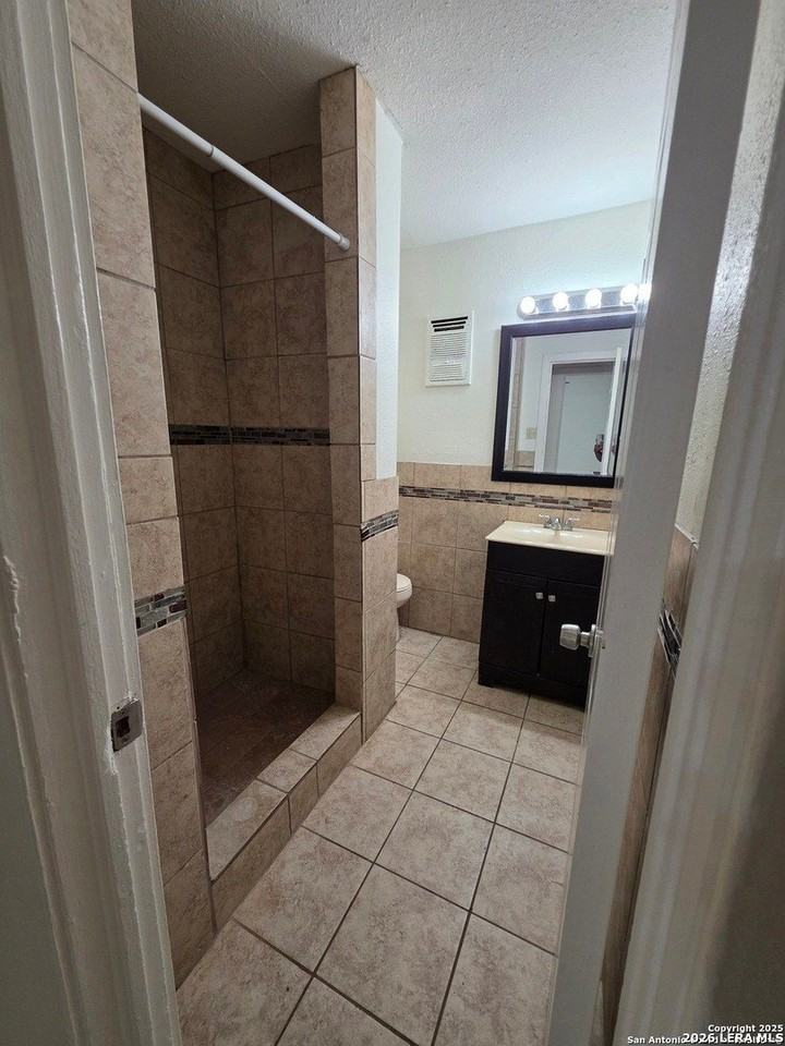 915 E Frio St - Photo 7 of 7