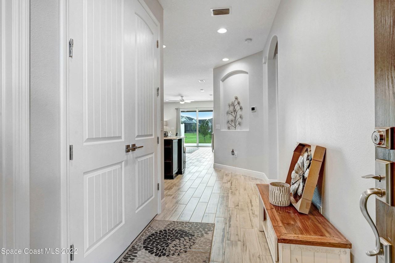 8563 Loren Cove Dr - Photo 4 of 50