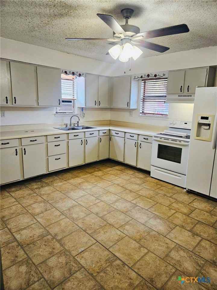 104 Plains Dr - Photo 2 of 9