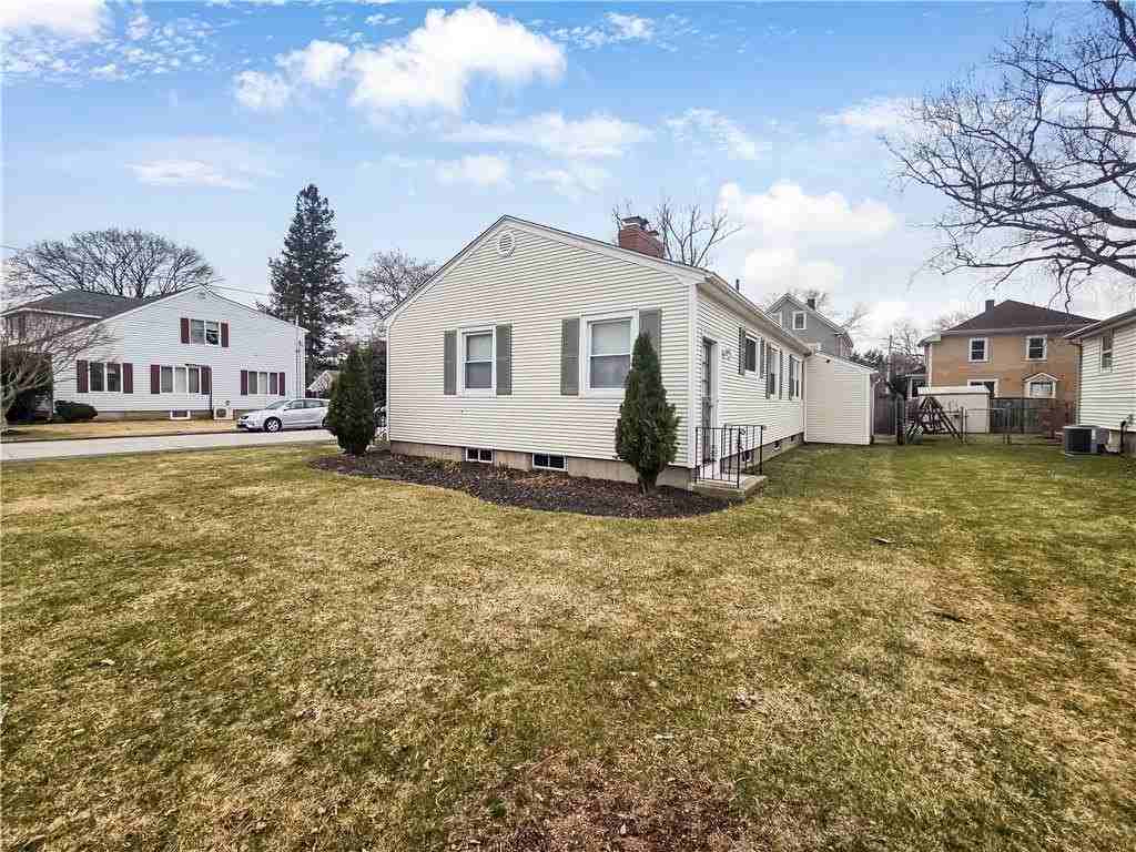 10 Brayton Ave - Photo 3 of 18