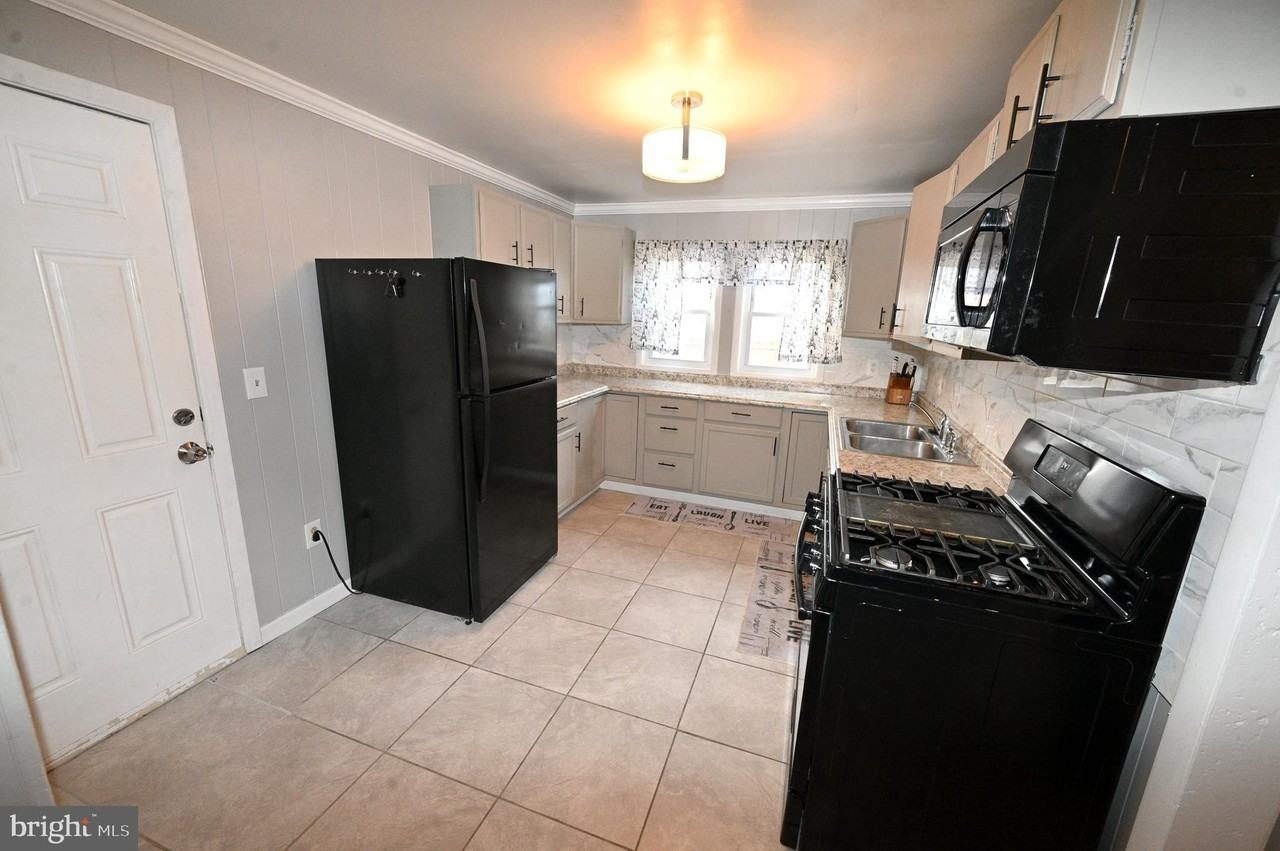 2610 Lakehurst Ave - Photo 3 of 35