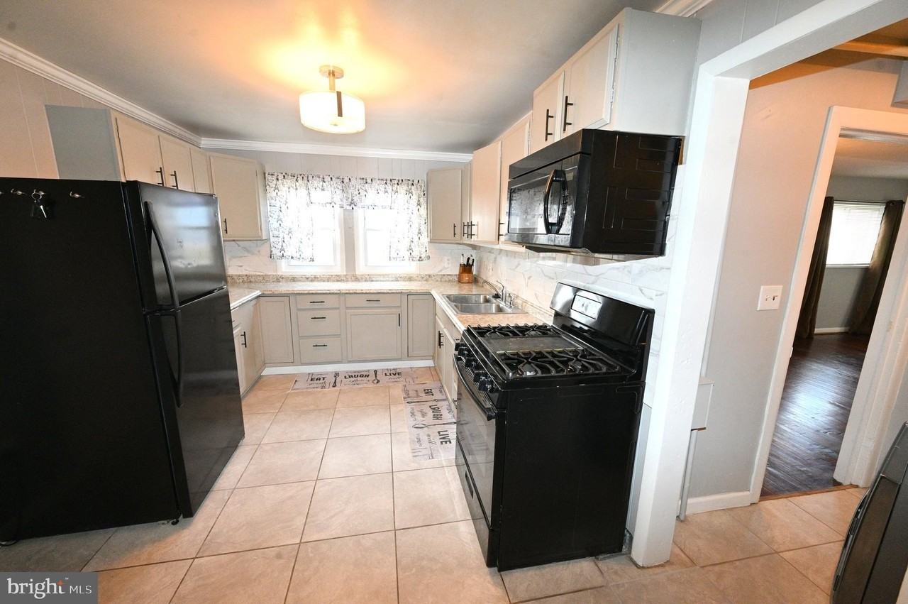 2610 Lakehurst Ave - Photo 4 of 35