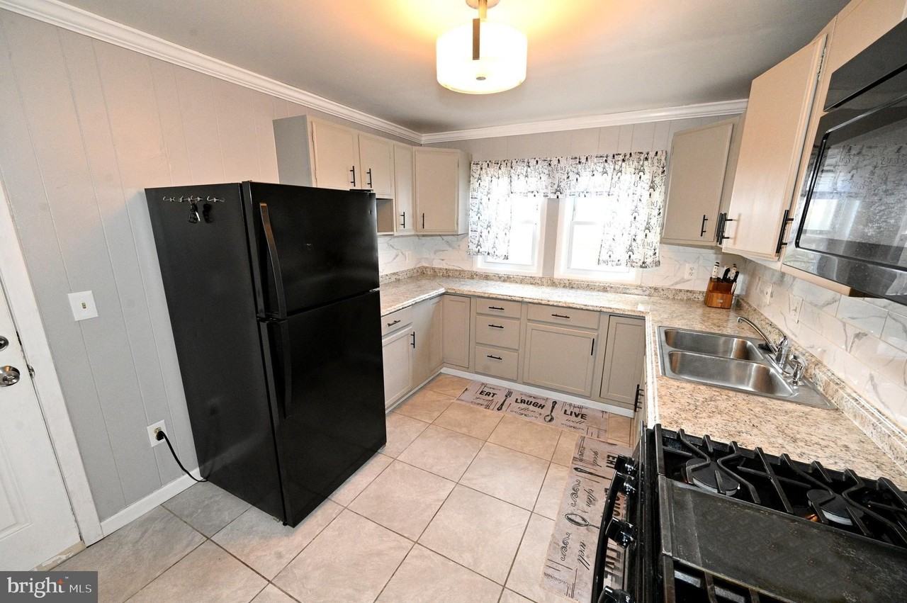 2610 Lakehurst Ave - Photo 5 of 35