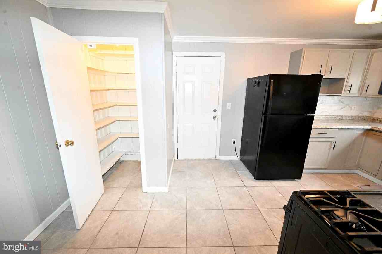 2610 Lakehurst Ave - Photo 6 of 35