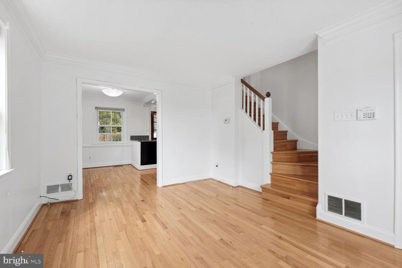 915 Jefferson St - Photo 4 of 18