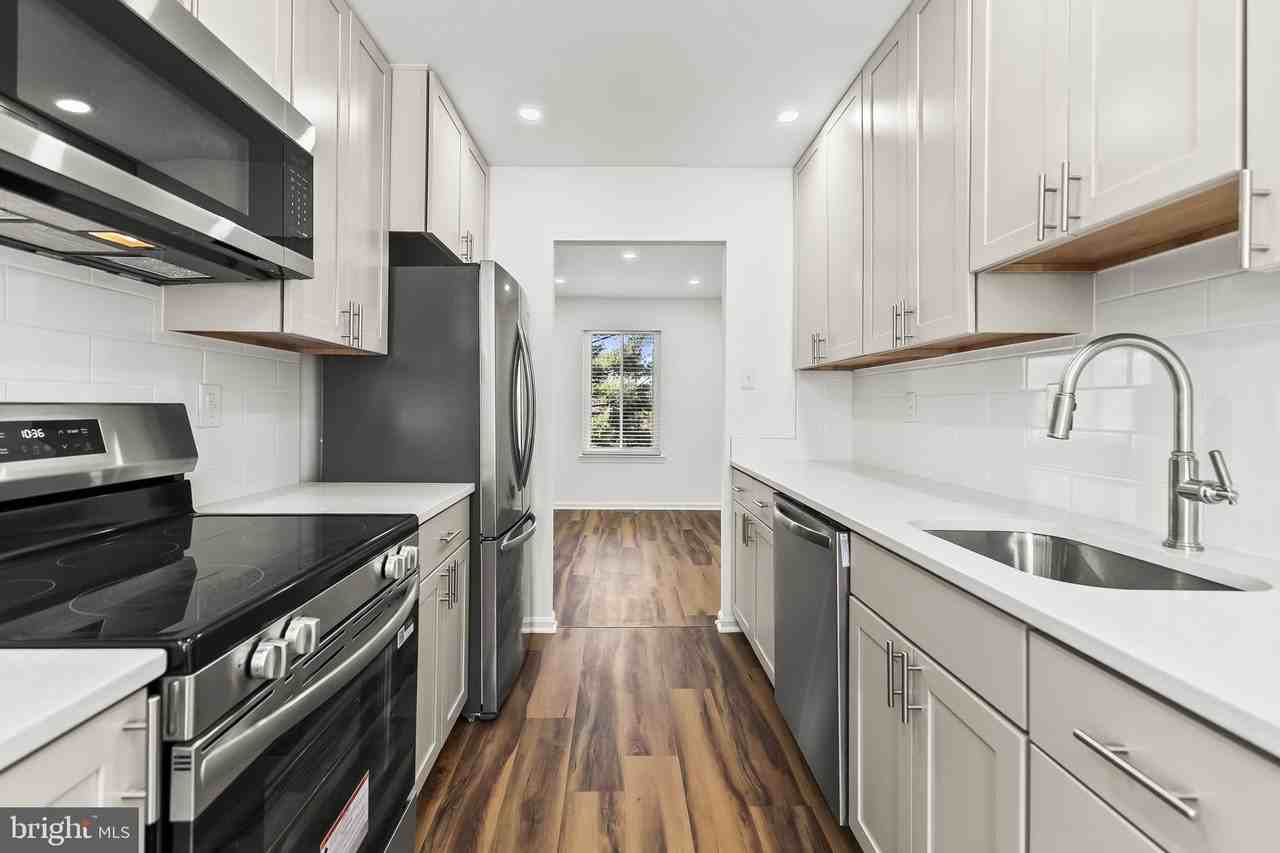 8234 Stationhouse Ct - Photo 2 of 29