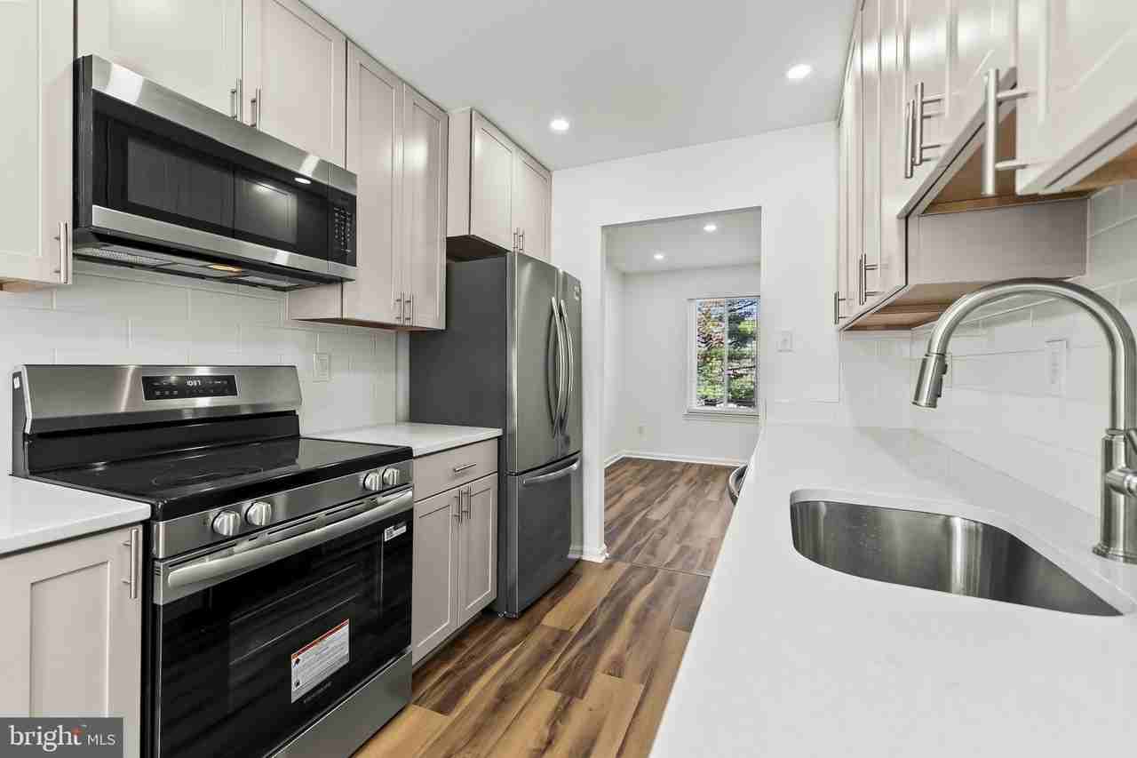 8234 Stationhouse Ct - Photo 3 of 29