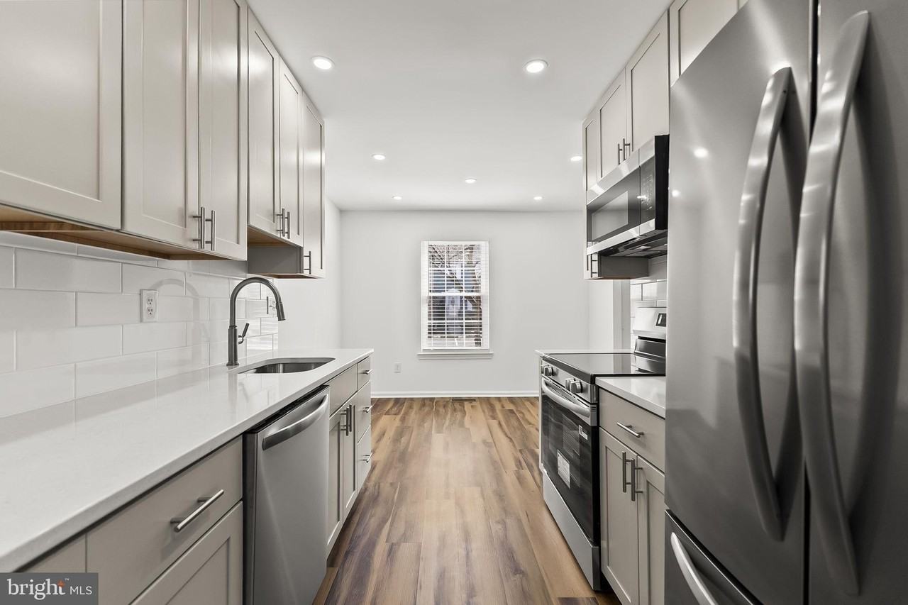 8234 Stationhouse Ct - Photo 4 of 29